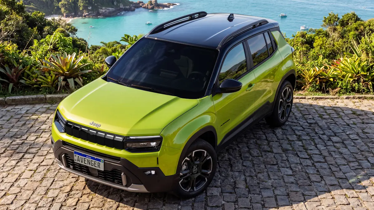 Jeep Avenger verde de frente