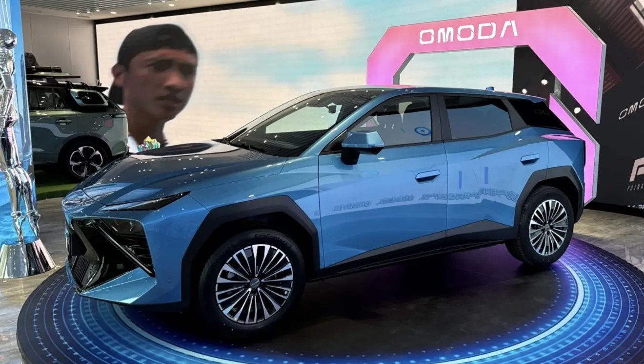 Omoda 4 azul estático