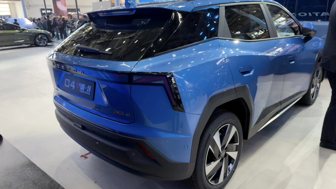 Traseira do Omoda 4 azul