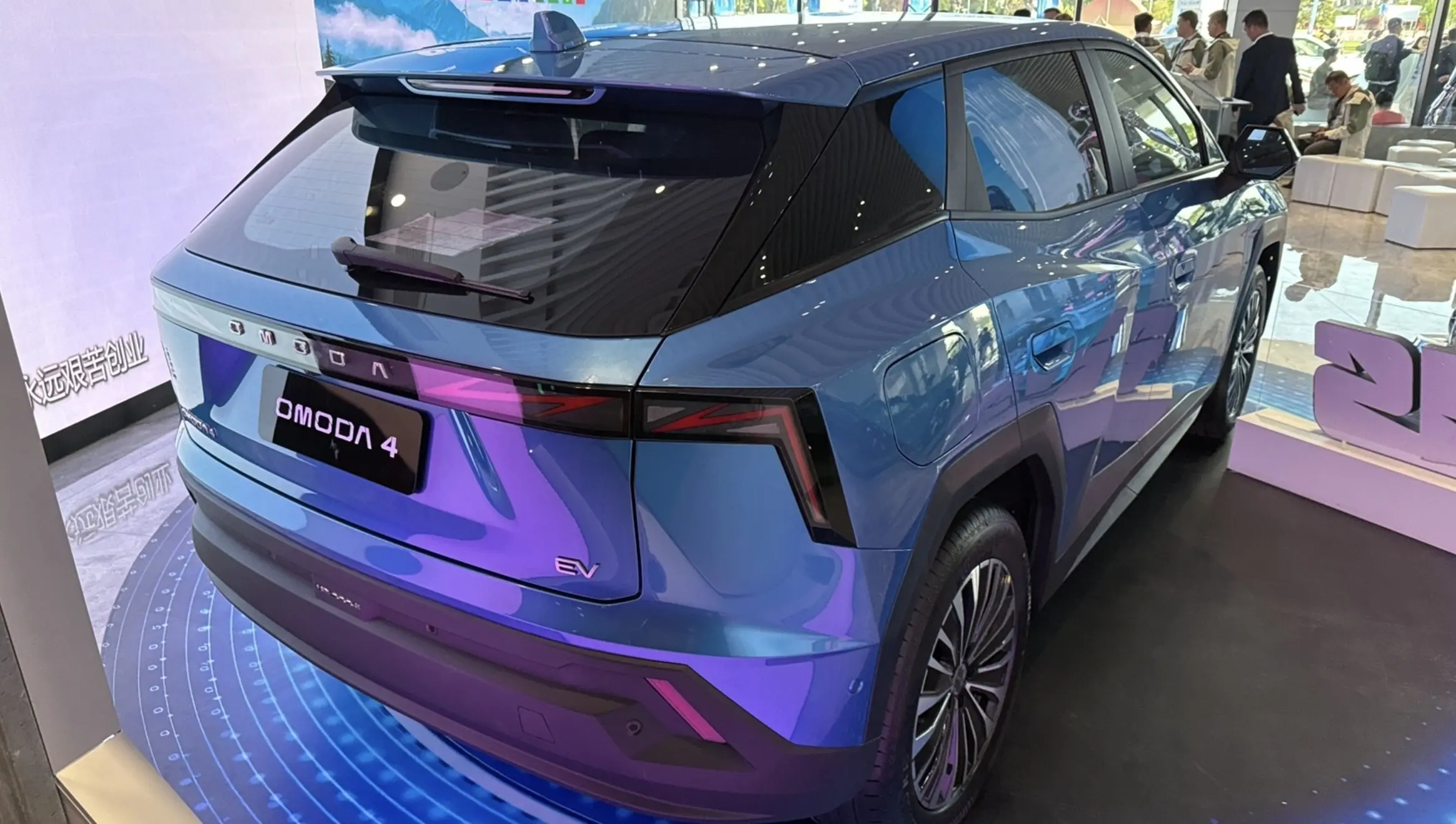 Omoda 4 azul estático