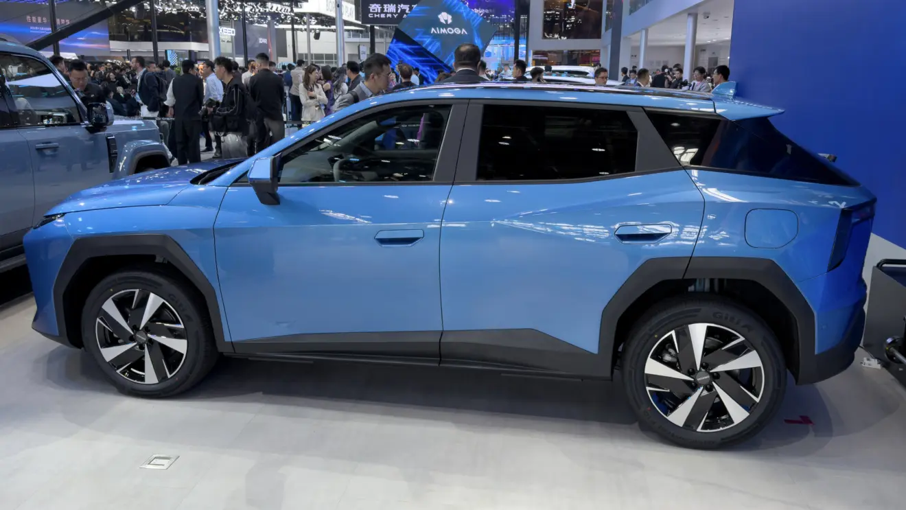 Lateral do Omoda 4 azul