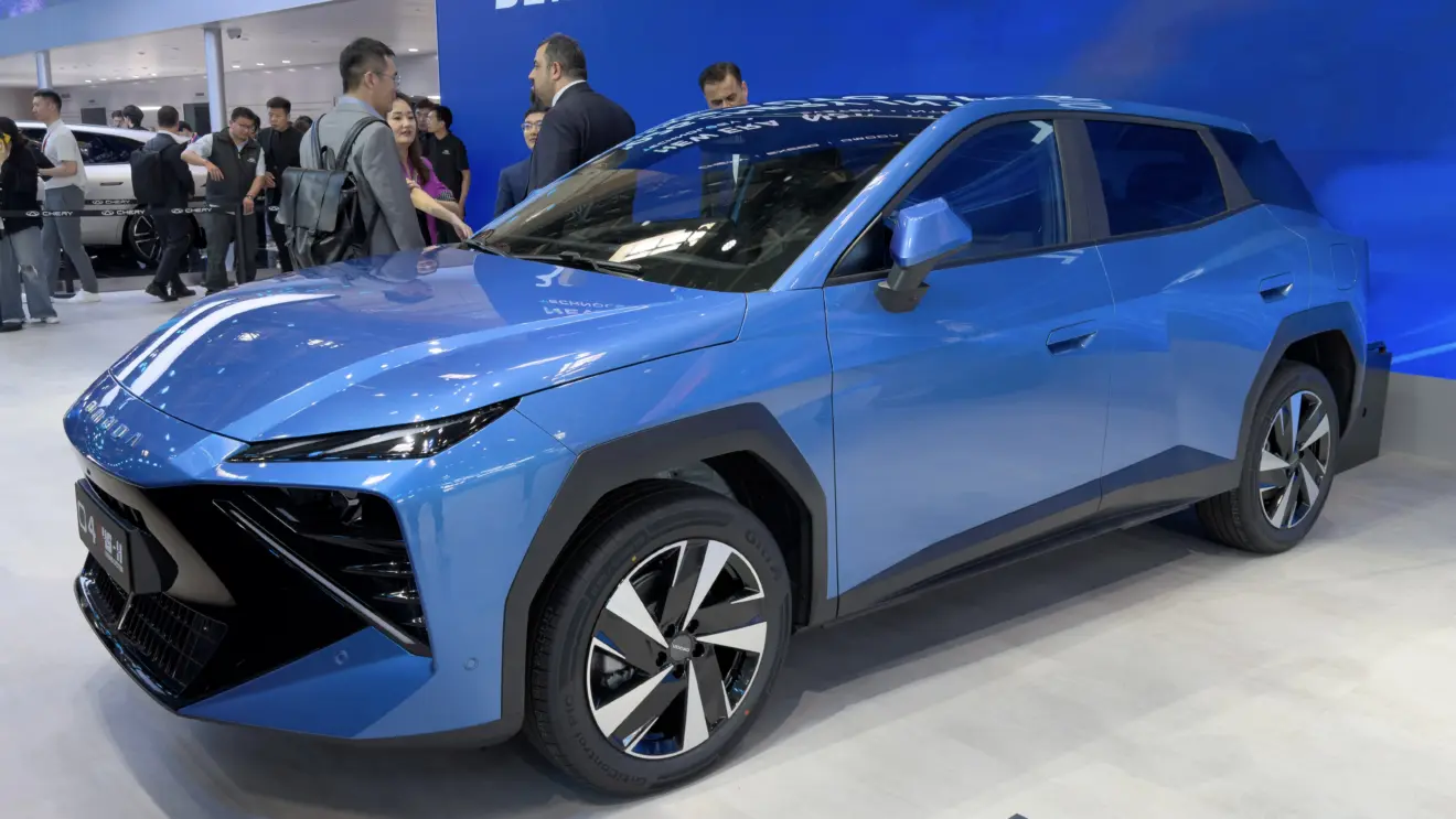 Omoda 4 Azul visto lateralmente