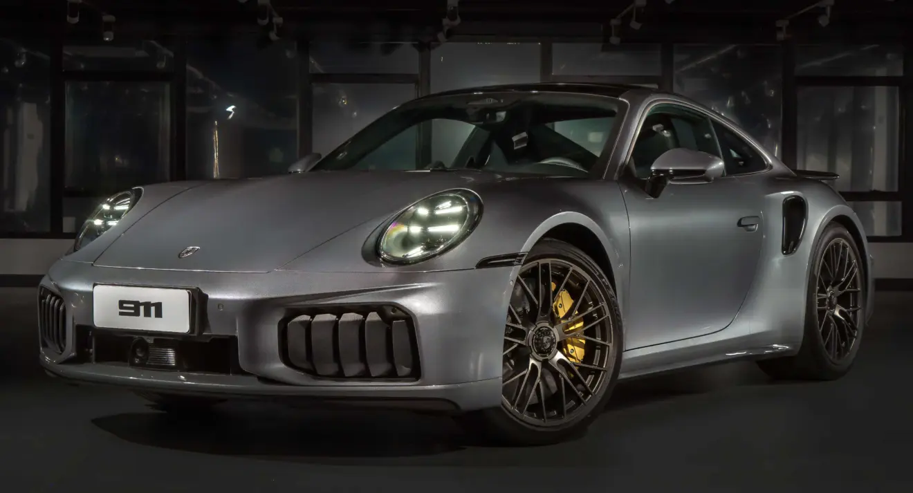 Novo Porsche 911 Turbo S 992.2 cinza parado de frente