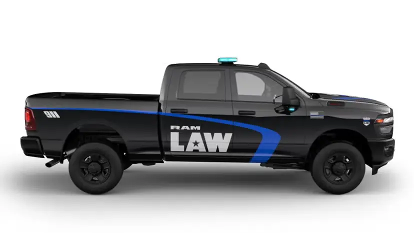 Ram 2500 ERV 2027 parada de lateral com fundo neutro