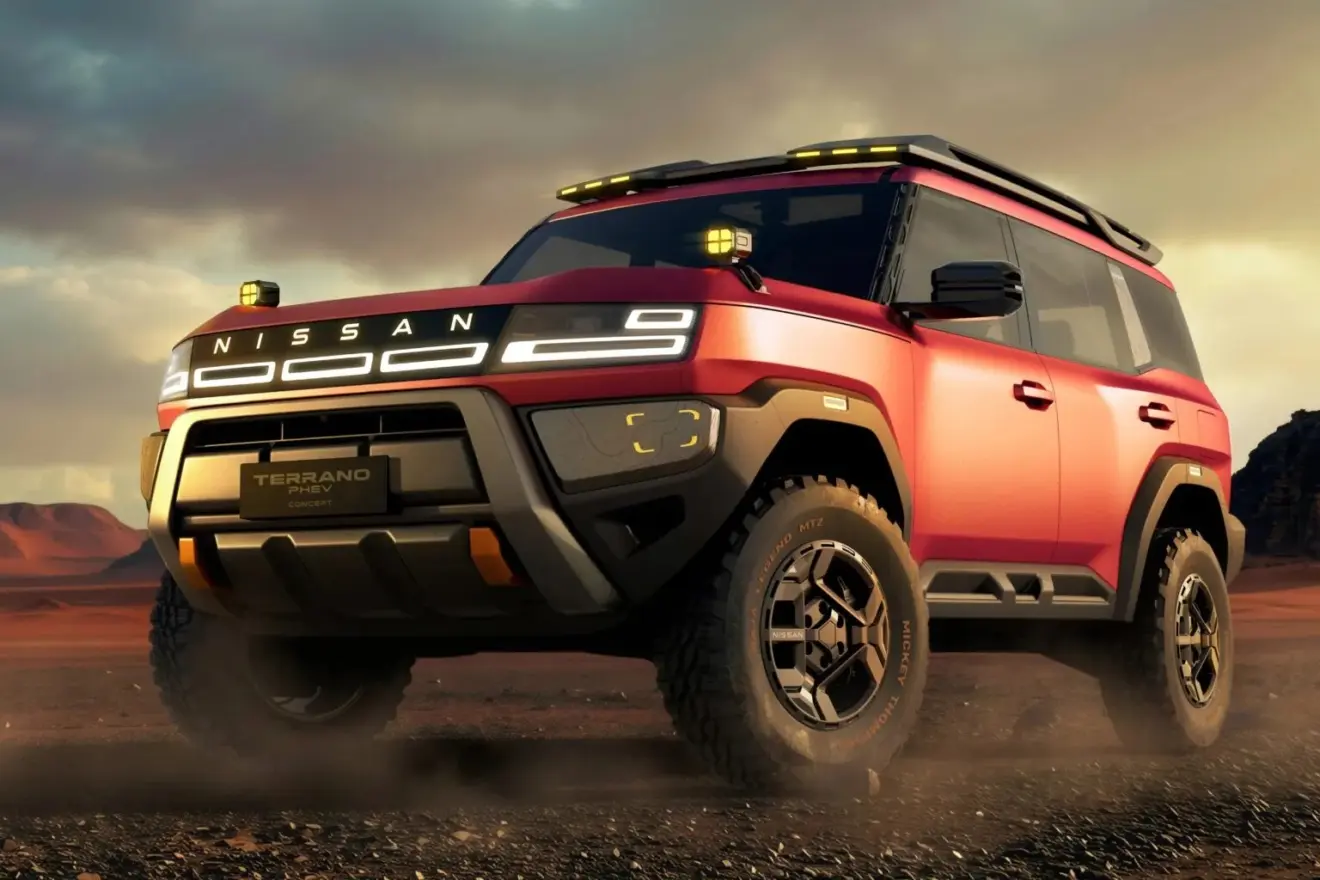 Novo Nissan Terrano PHEV vermelho visto lateralmente