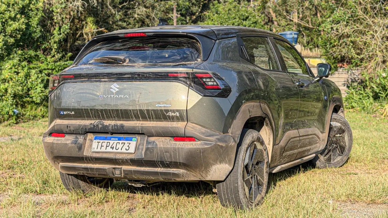 Suzuki e Vitara na cor Verde Brisa estático na grama cheio de terra