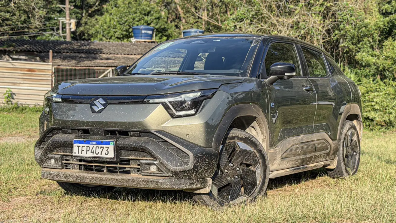 Suzuki e Vitara na cor Verde Brisa estático na grama cheio de terra