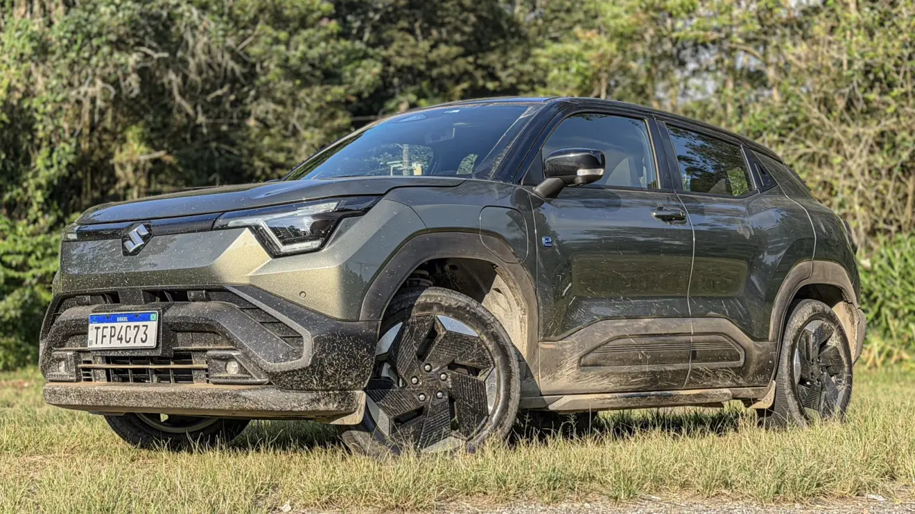 Suzuki e Vitara na cor Verde Brisa estático na grama cheio de terra