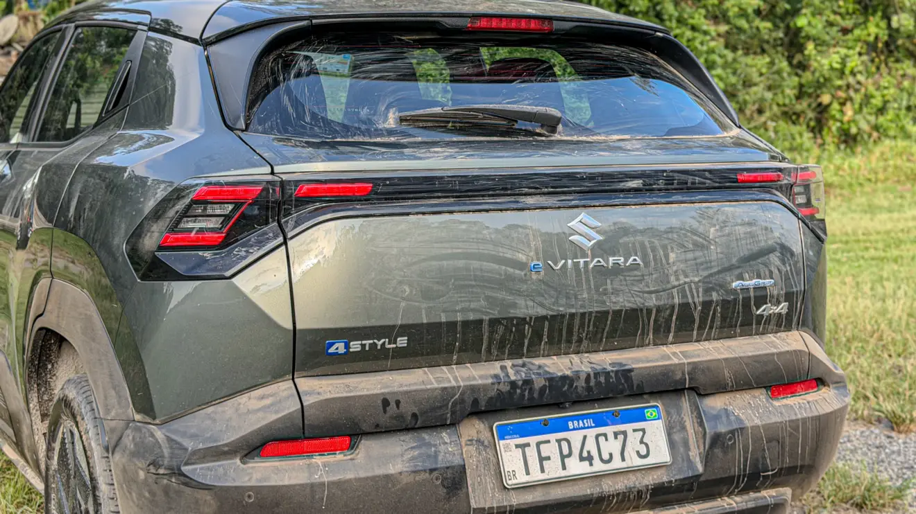 Suzuki e Vitara na cor Verde Brisa estático na grama cheio de terra