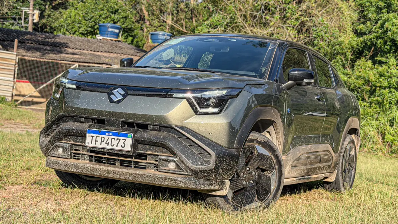 Suzuki e Vitara na cor Verde Brisa estático na grama cheio de terra