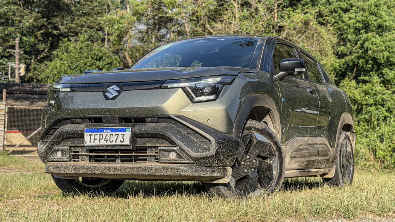 Suzuki e Vitara na cor Verde Brisa estático na grama cheio de terra