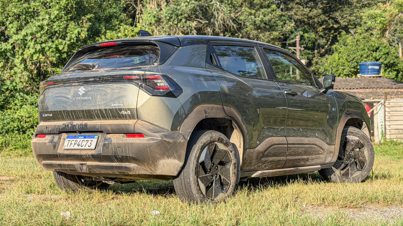 Suzuki e Vitara na cor Verde Brisa estático na grama cheio de terra
