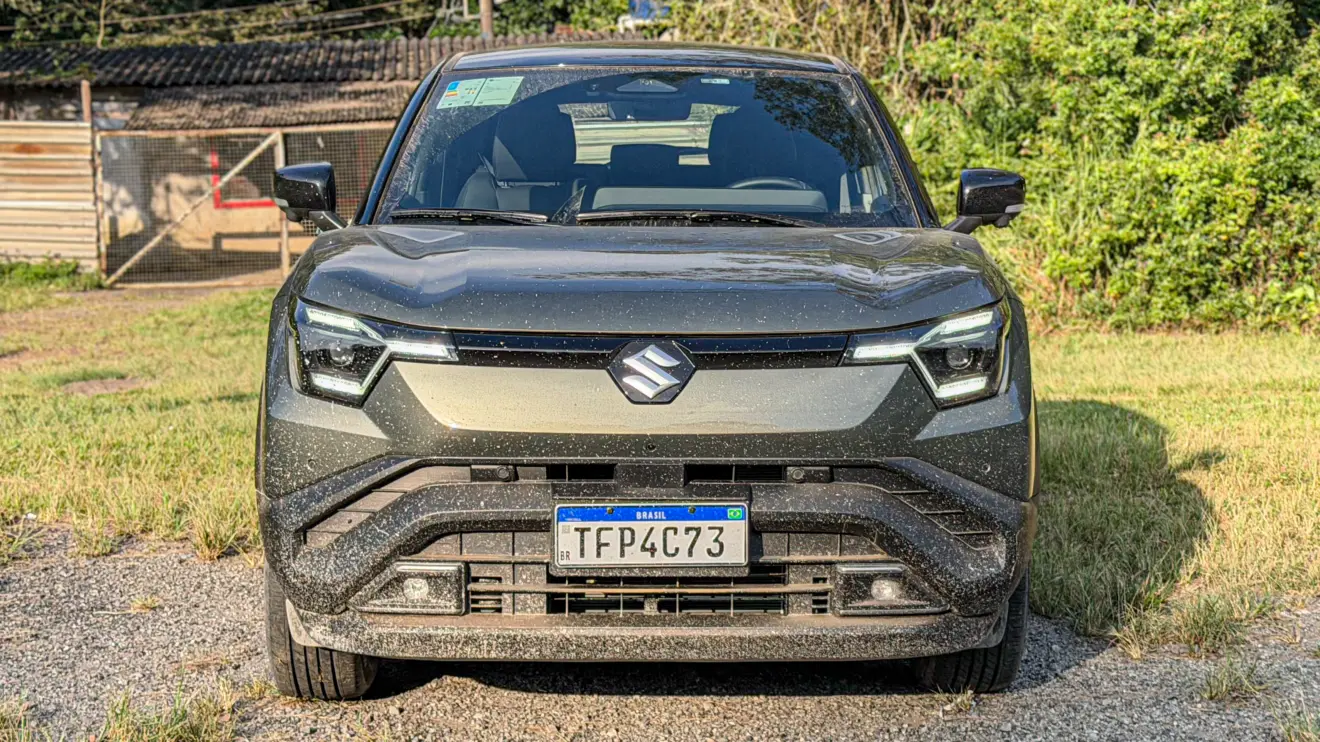 Suzuki e Vitara na cor Verde Brisa estático na grama cheio de terra