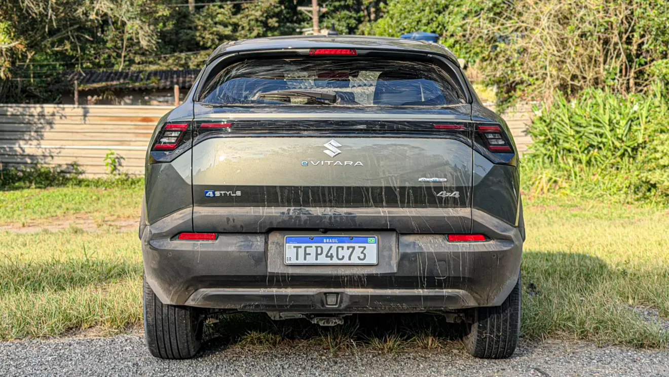 Suzuki e Vitara na cor Verde Brisa estático na grama cheio de terra