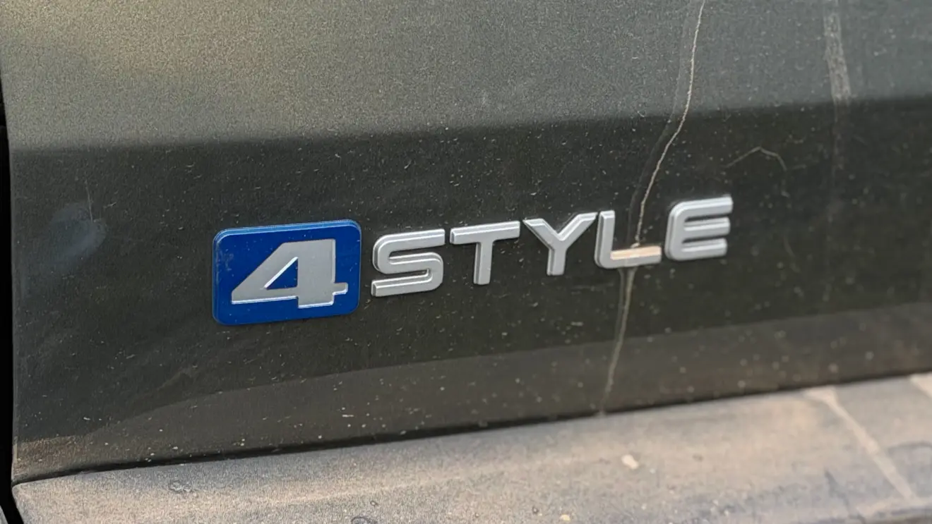 Suzuki e Vitara na cor Verde Brisa estático na grama cheio de terra