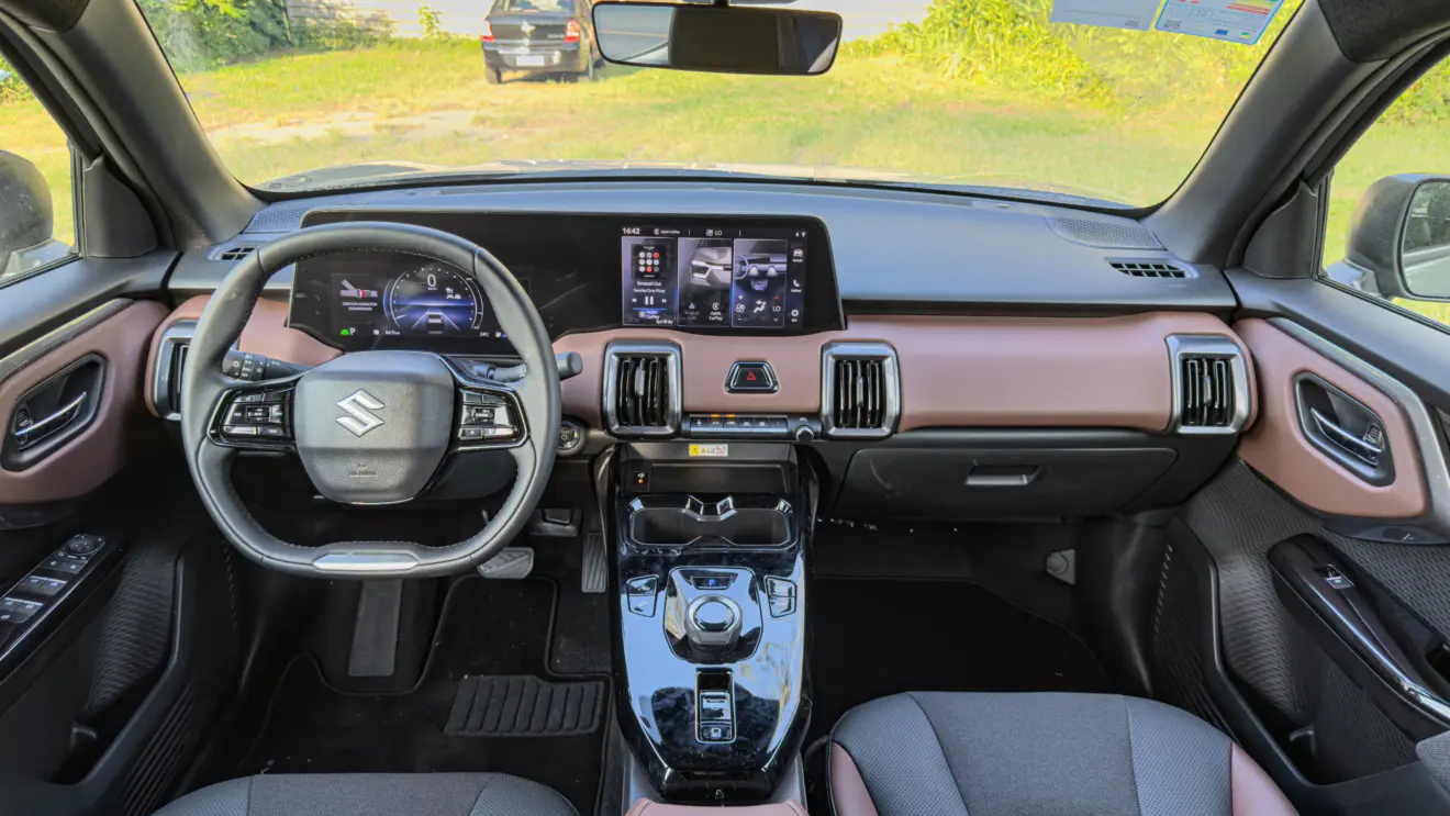 Suzuki e Vitara 4x4 interior
