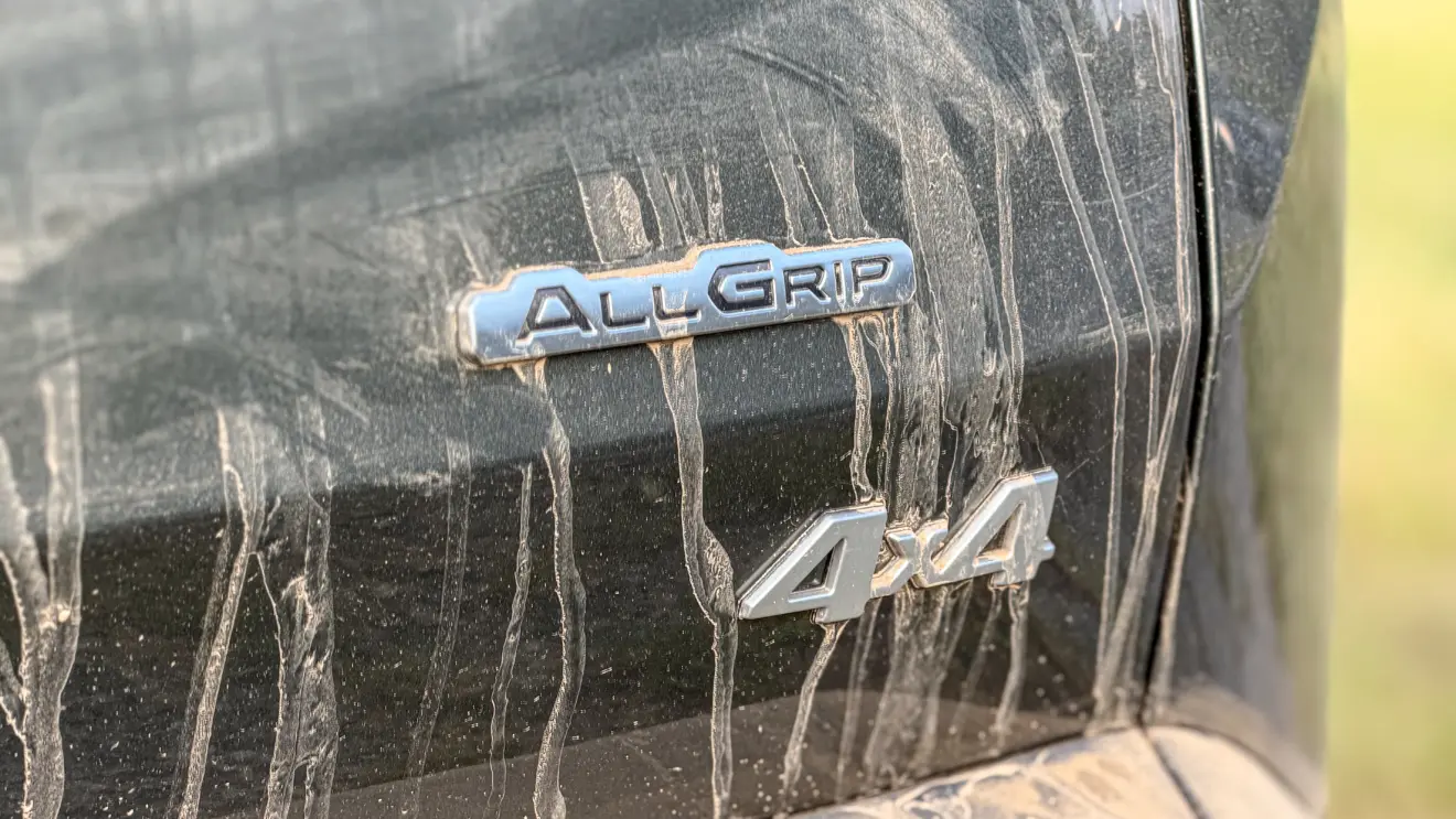 Suzuki e Vitara na cor Verde Brisa estático na grama cheio de terra