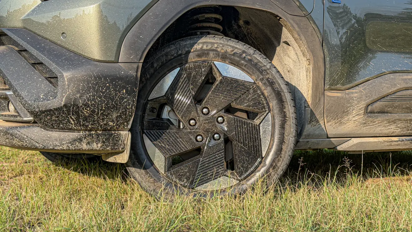Suzuki e Vitara na cor Verde Brisa estático na grama cheio de terra