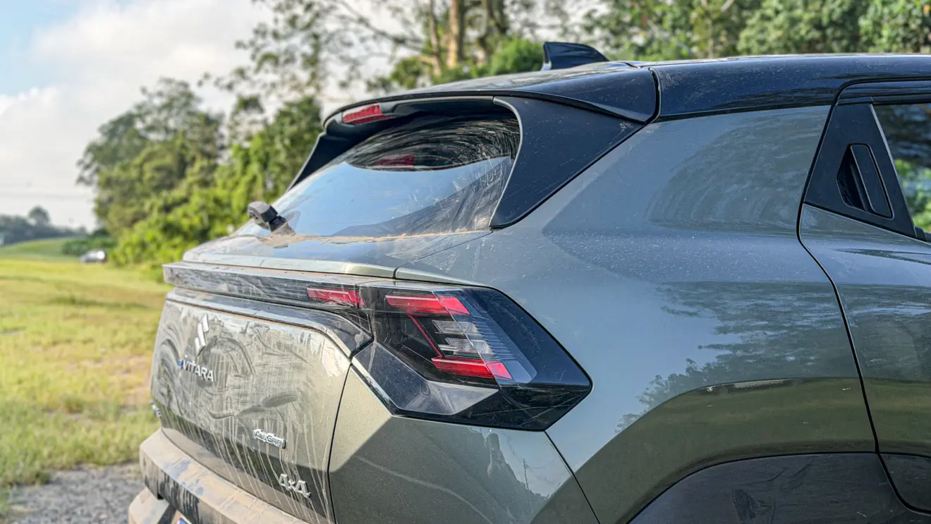 Suzuki e Vitara na cor Verde Brisa estático na grama cheio de terra