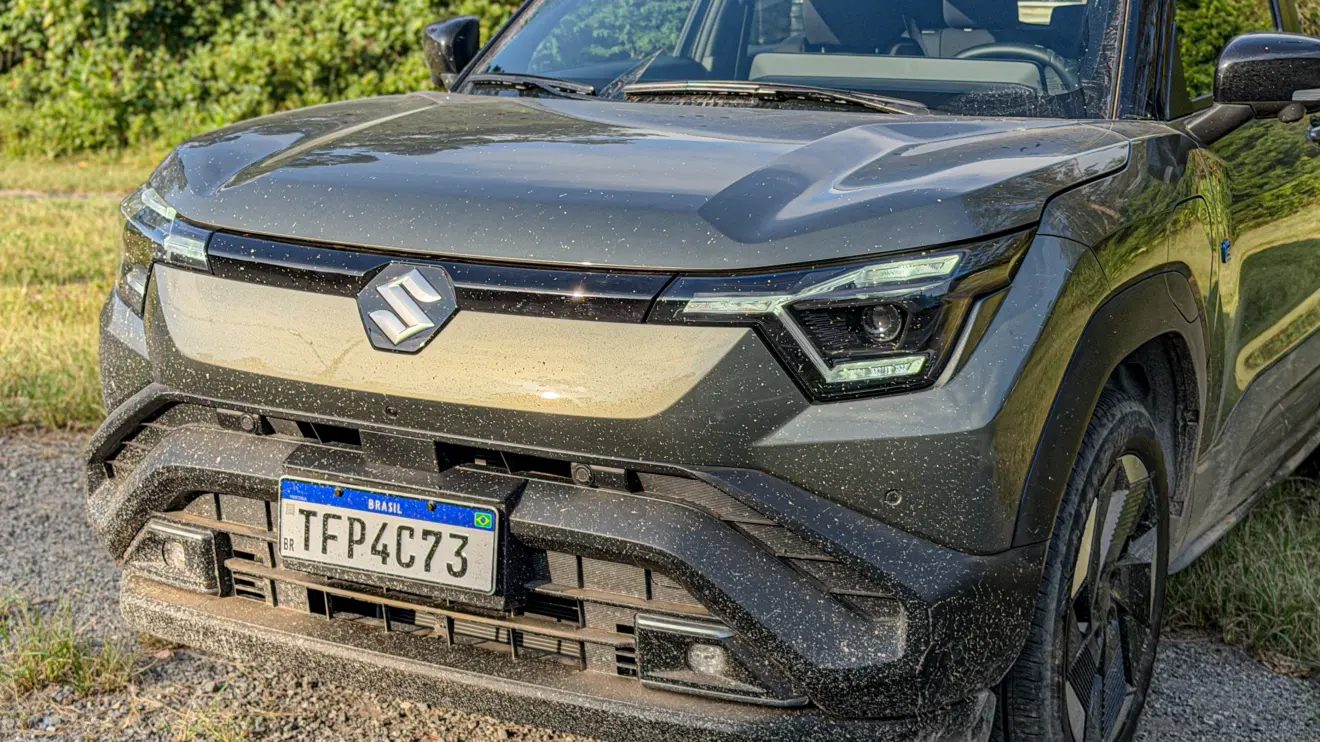 Suzuki e Vitara na cor Verde Brisa estático na grama cheio de terra