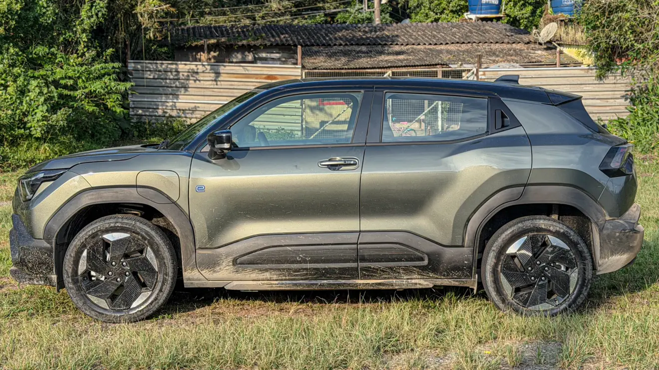 Suzuki e Vitara na cor Verde Brisa estático na grama cheio de terra