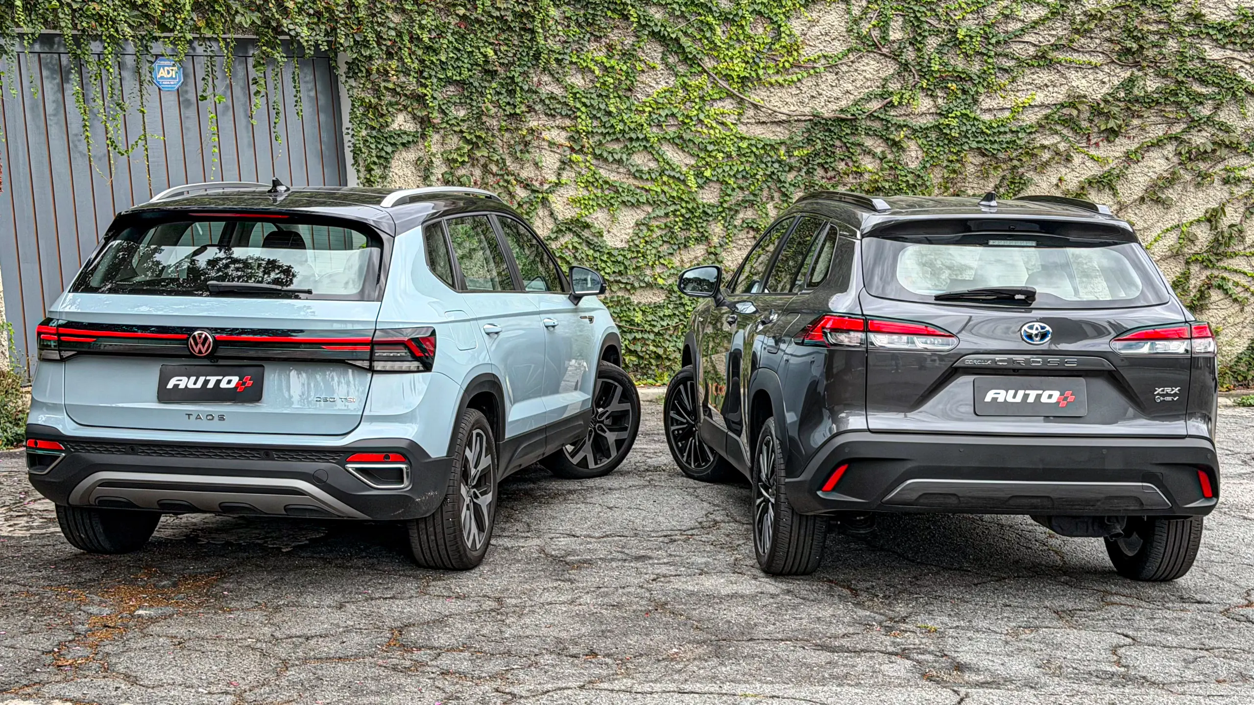 Toyota Corolla Cross XRX Hybrid vs Volkswagen Taos Highline estáticos