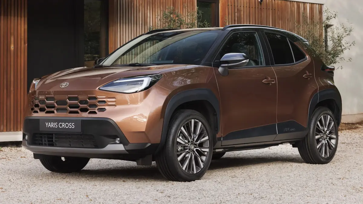 Toyota Yaris Cross marrom de frente