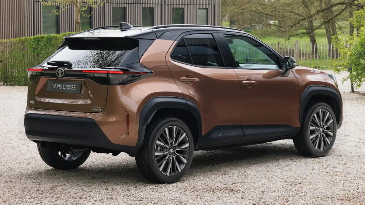 Toyota Yaris Cross marrom de traseira