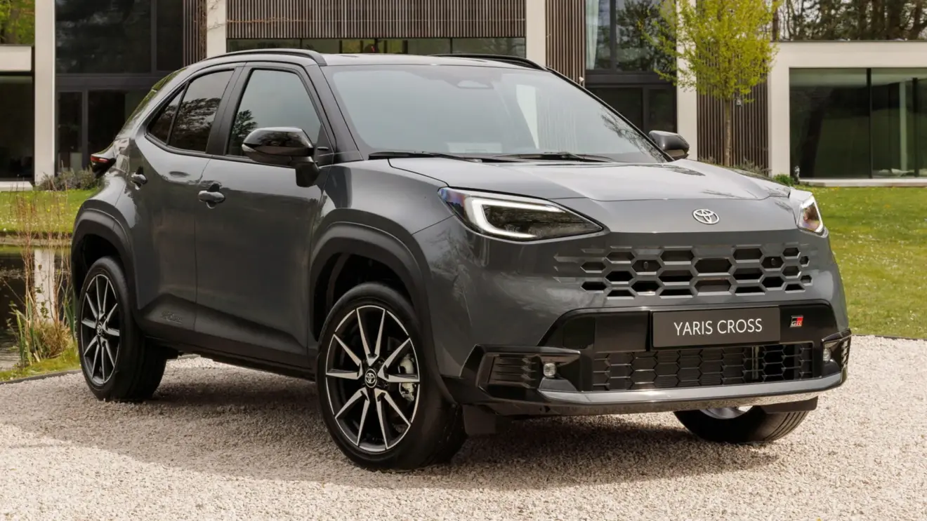 Toyota Yaris Cross GR-Sport cinza de traseira