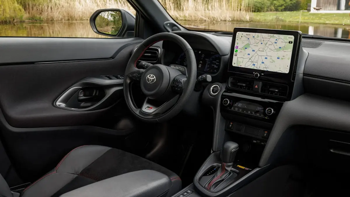 Toyota Yaris Cross GR-Sport cinza de traseira