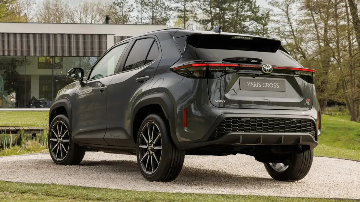 Toyota Yaris Cross GR-Sport cinza de traseira