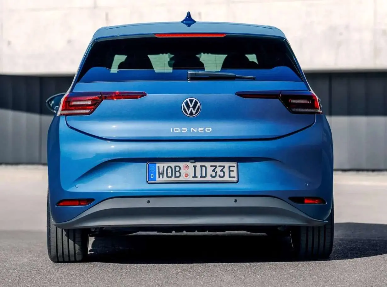 Volkswagen ID3 Neo azul de traseira 