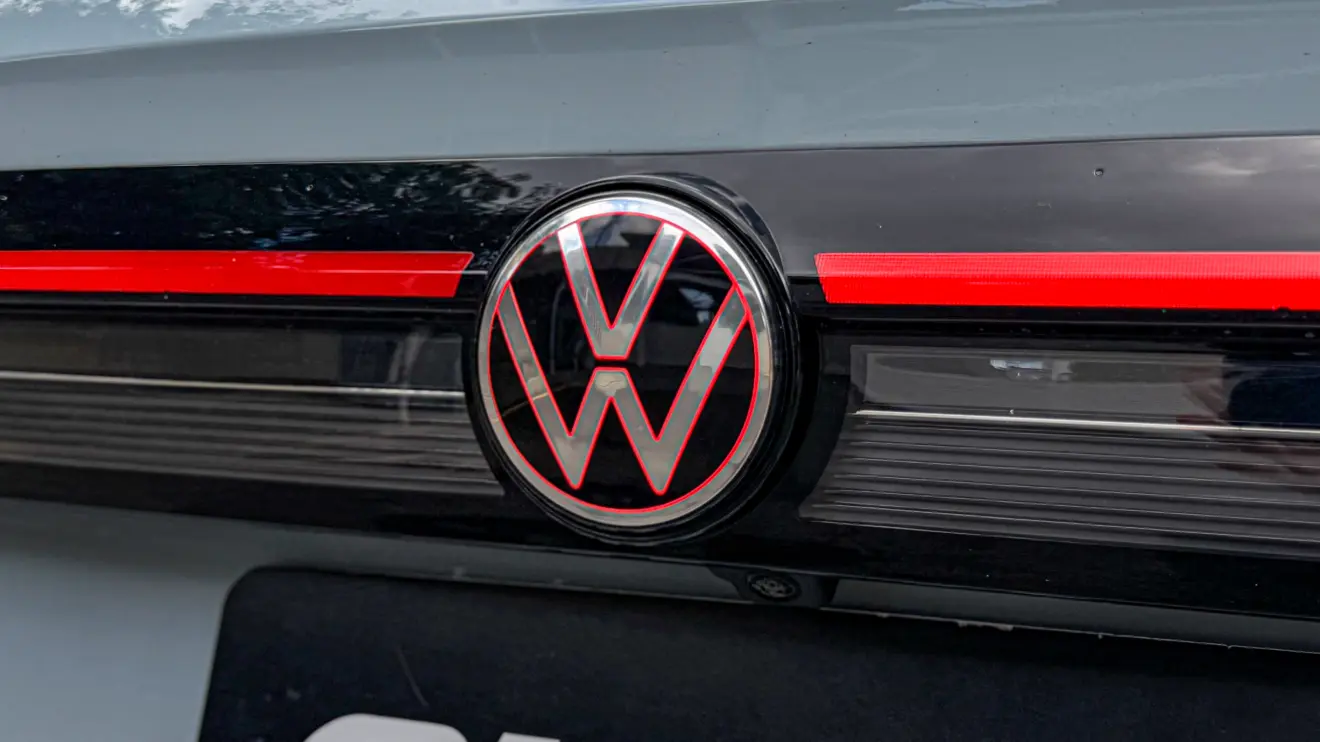 Volkswagen Taos Highline azul estático para avaliação