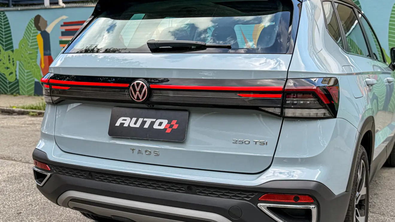 Volkswagen Taos Highline azul estático para avaliação