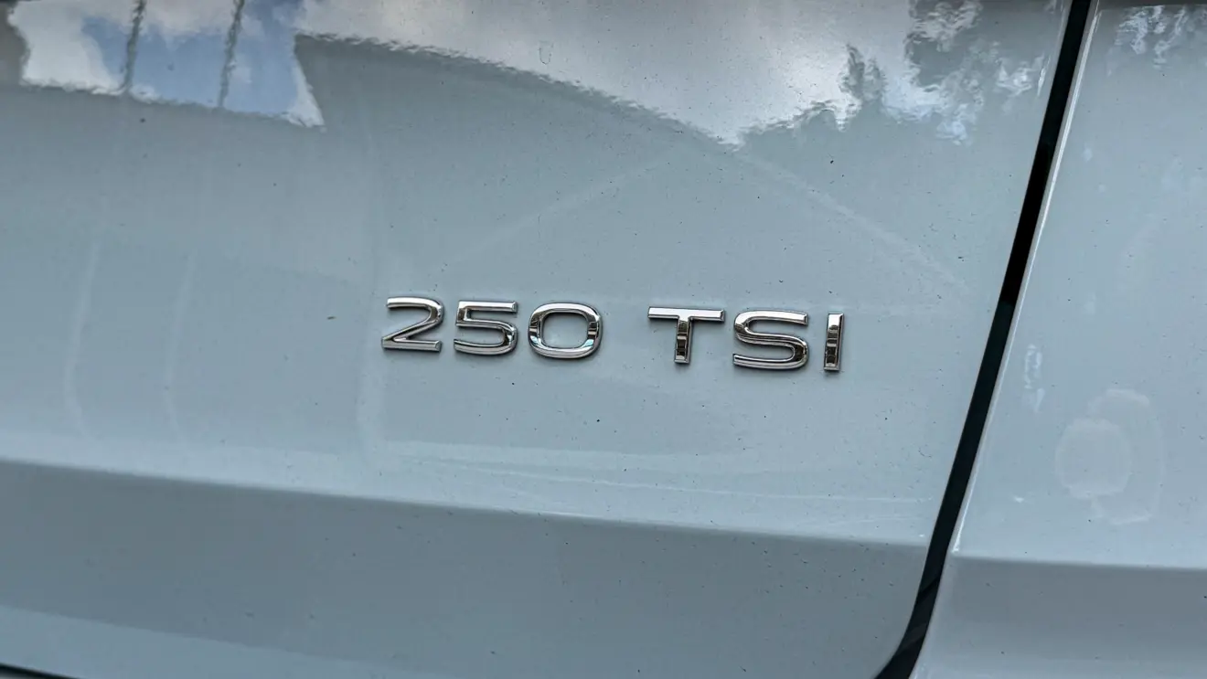 Volkswagen Taos Highline azul estático para avaliação