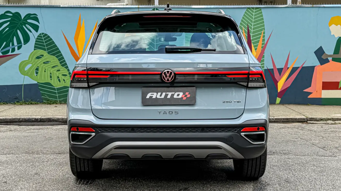 Volkswagen Taos Highline azul estático para avaliação