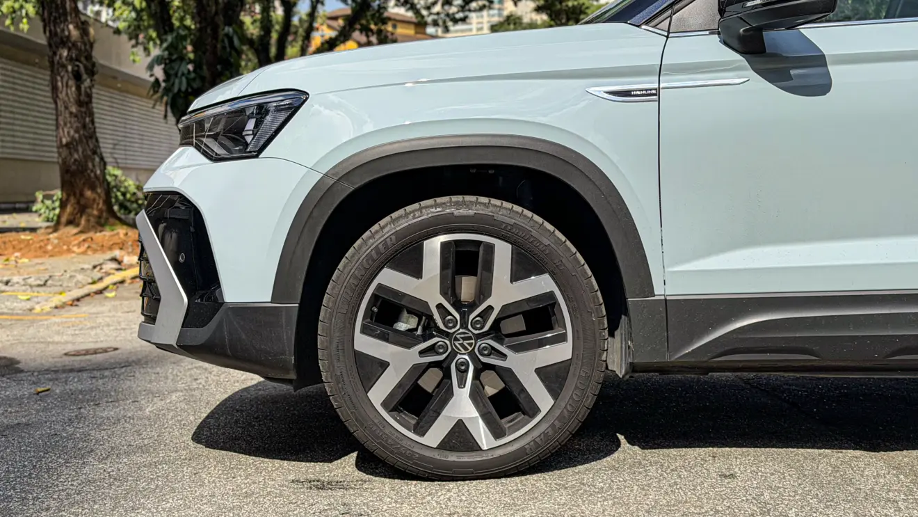 Volkswagen Taos Highline azul estático para avaliação