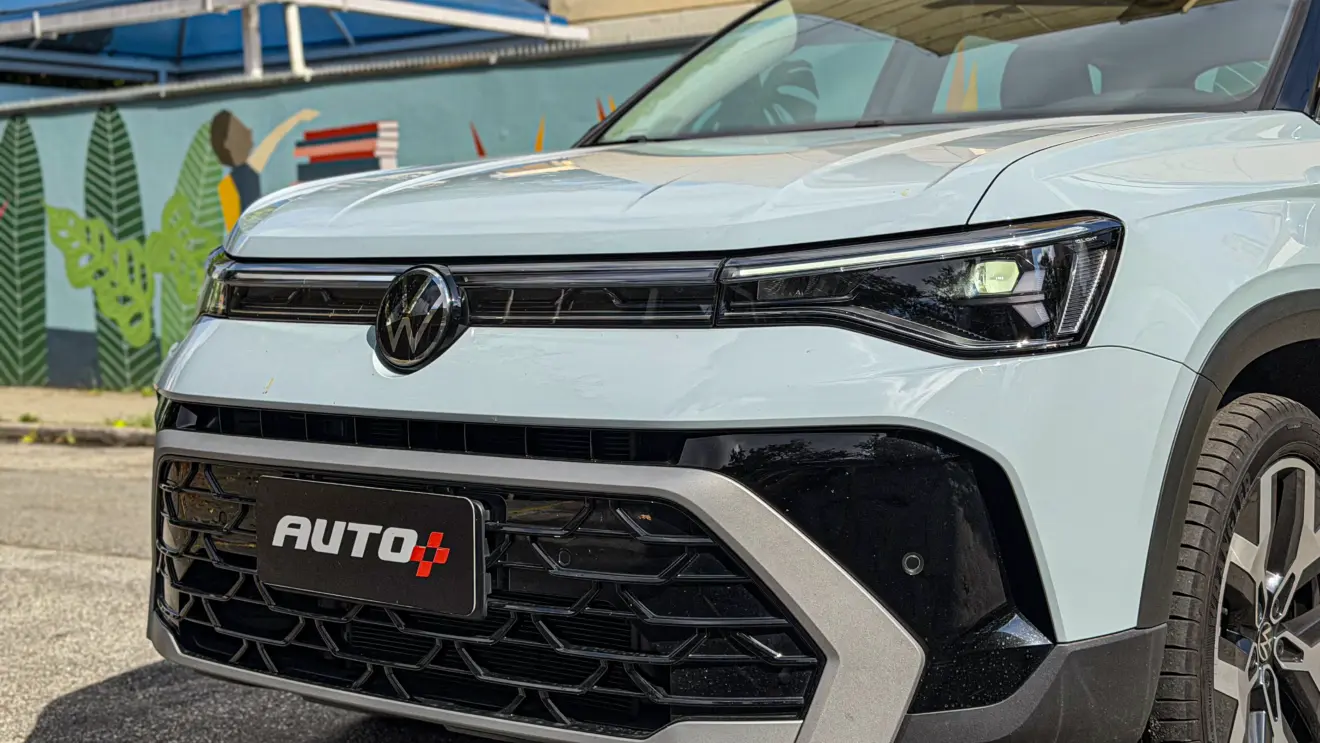 Volkswagen Taos Highline azul estático para avaliação