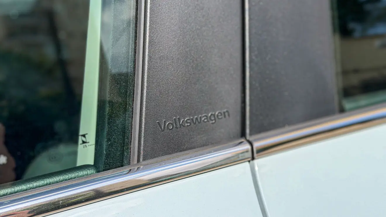 Volkswagen Taos Highline azul estático para avaliação