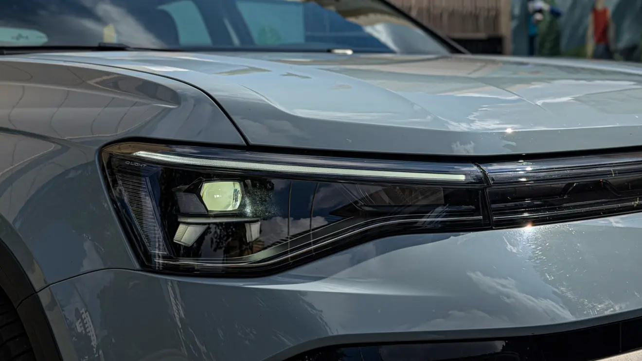 Volkswagen Taos Highline azul estático para avaliação