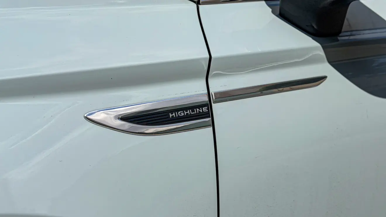 Volkswagen Taos Highline azul estático para avaliação