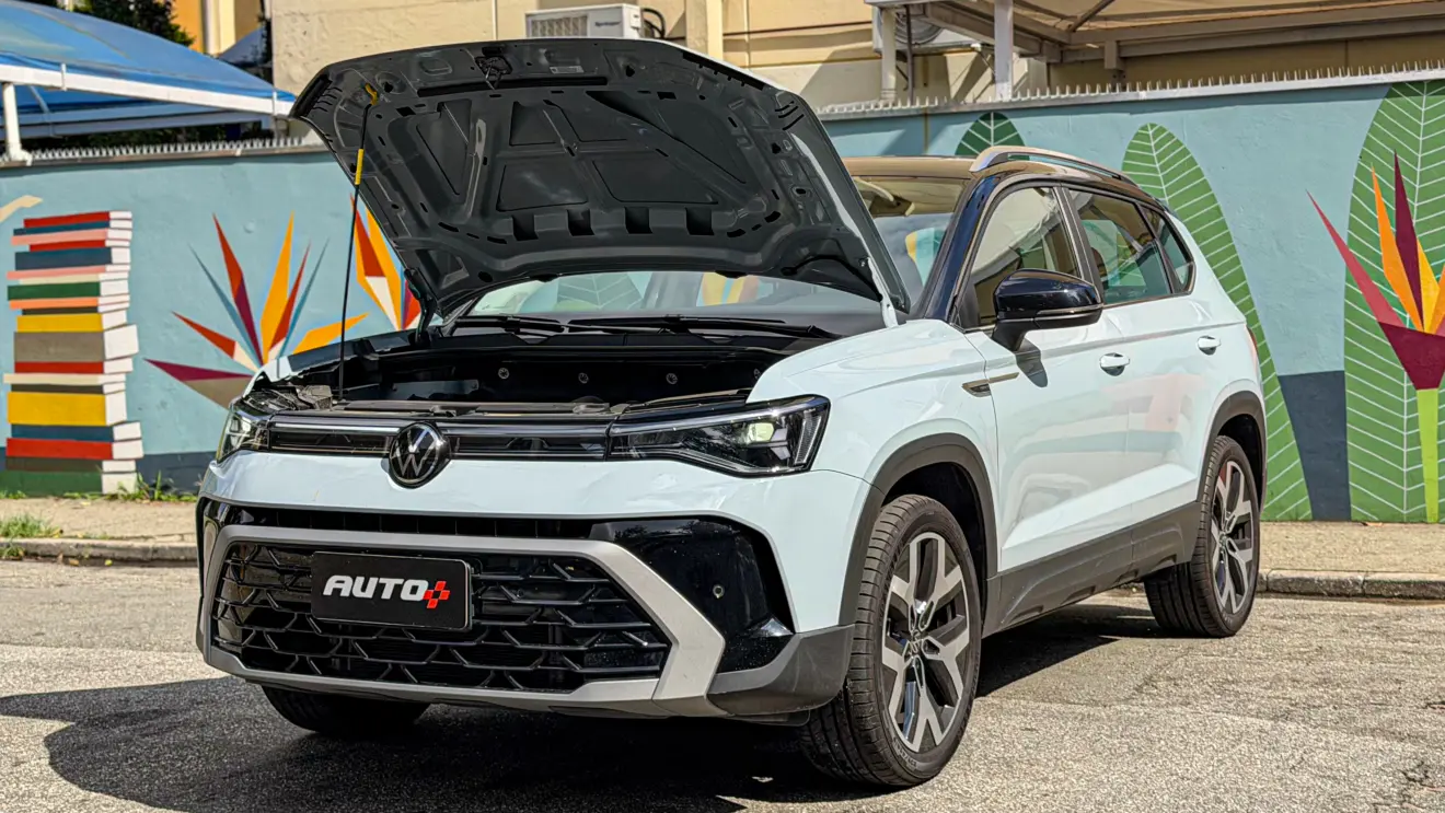 Volkswagen Taos Highline azul estático para avaliação