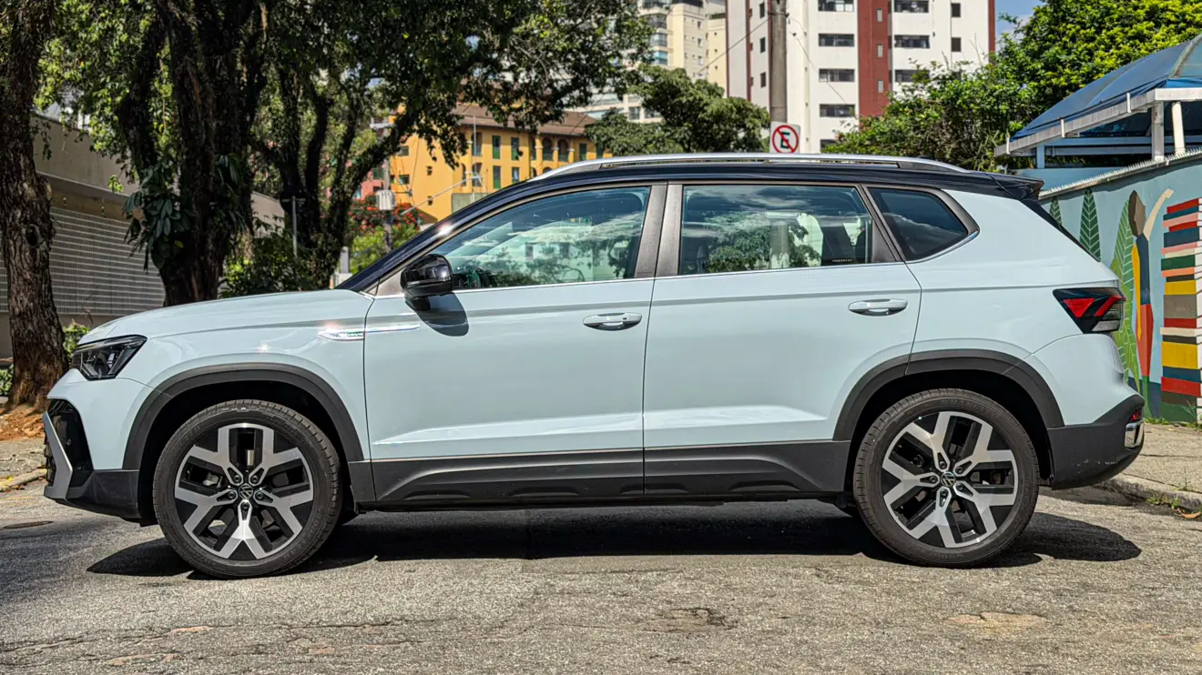 Volkswagen Taos Highline azul estático para avaliação