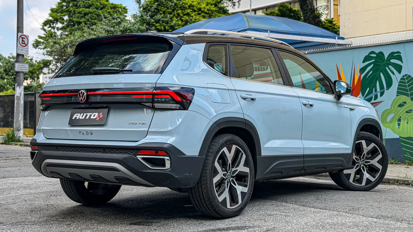 Volkswagen Taos Highline azul estático para avaliação
