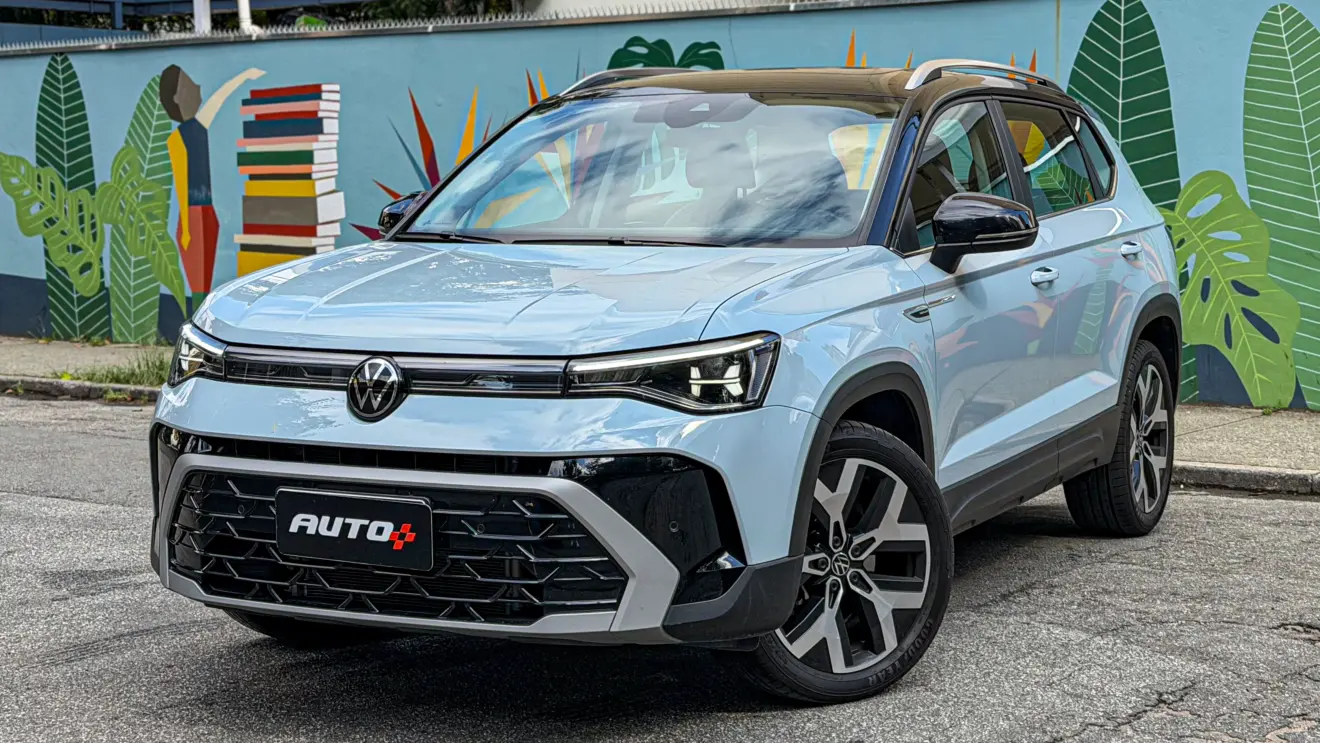 Volkswagen Taos Highline azul estático para avaliação