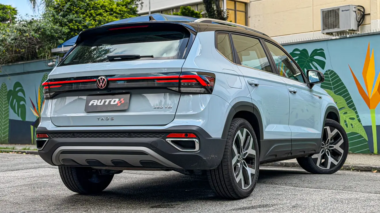 Volkswagen Taos Highline azul estático para avaliação