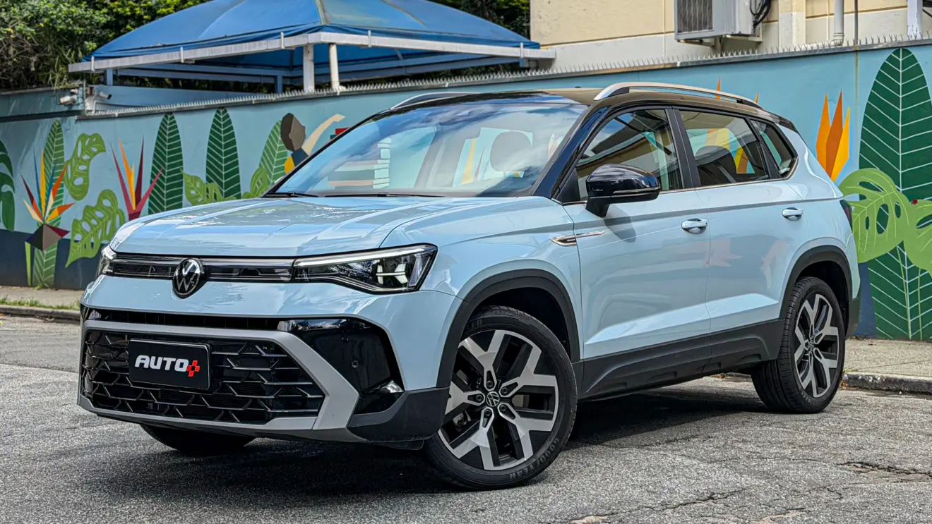 Volkswagen Taos Highline azul estático para avaliação
