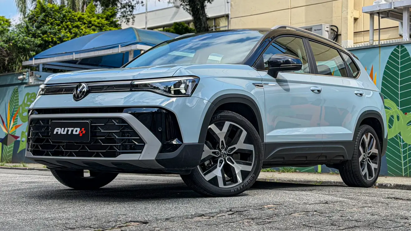 Volkswagen Taos Highline azul estático para avaliação