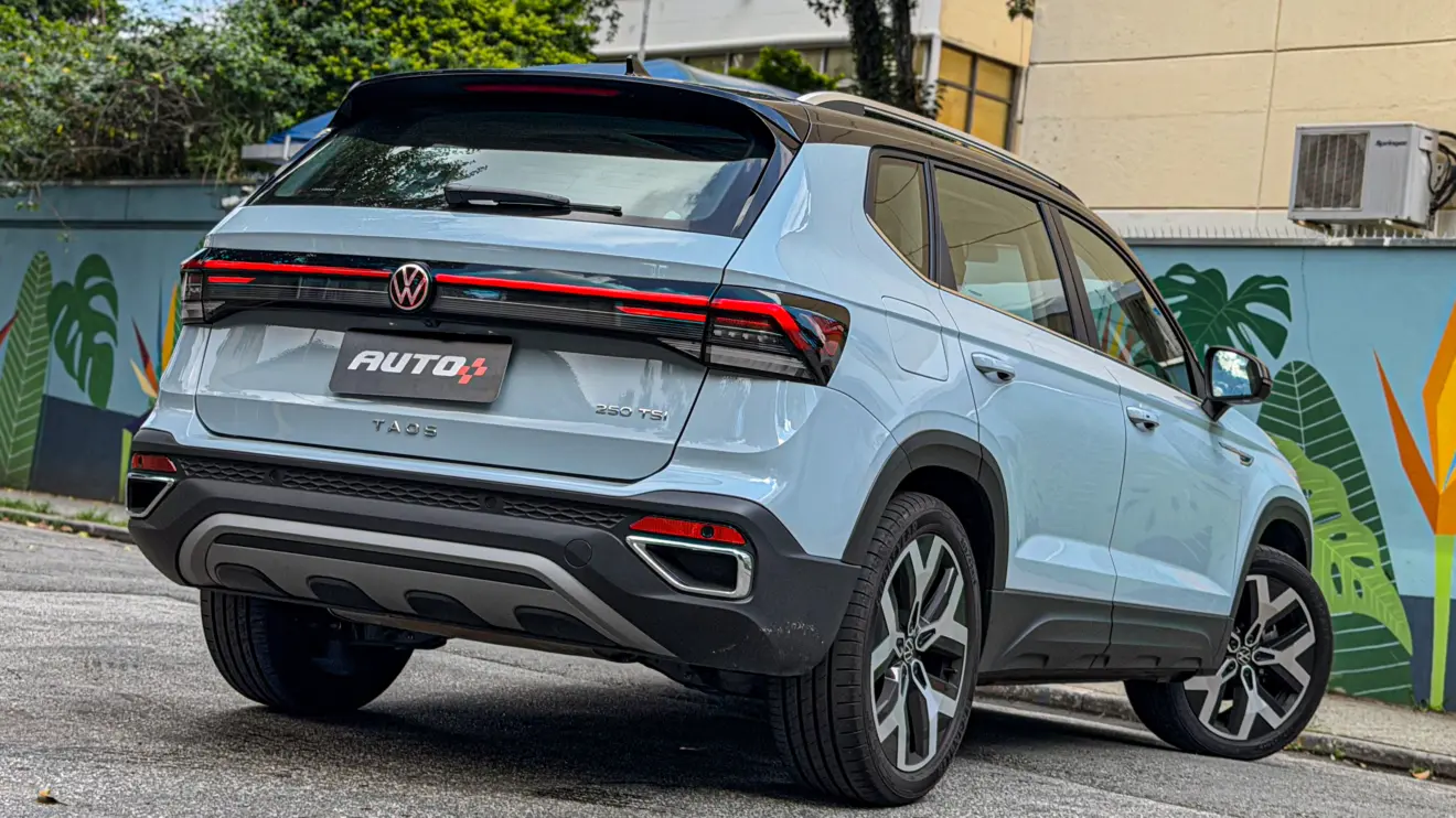 Volkswagen Taos Highline azul estático para avaliação
