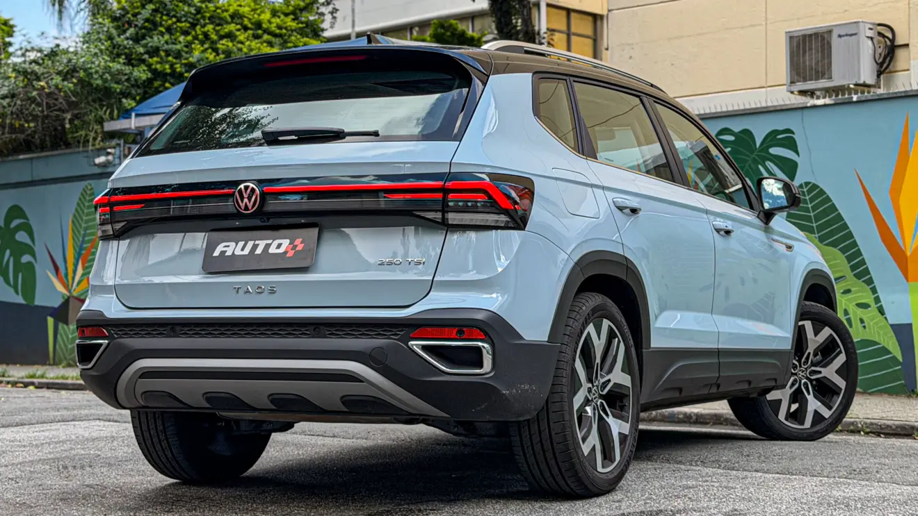 Volkswagen Taos Highline azul estático para avaliação